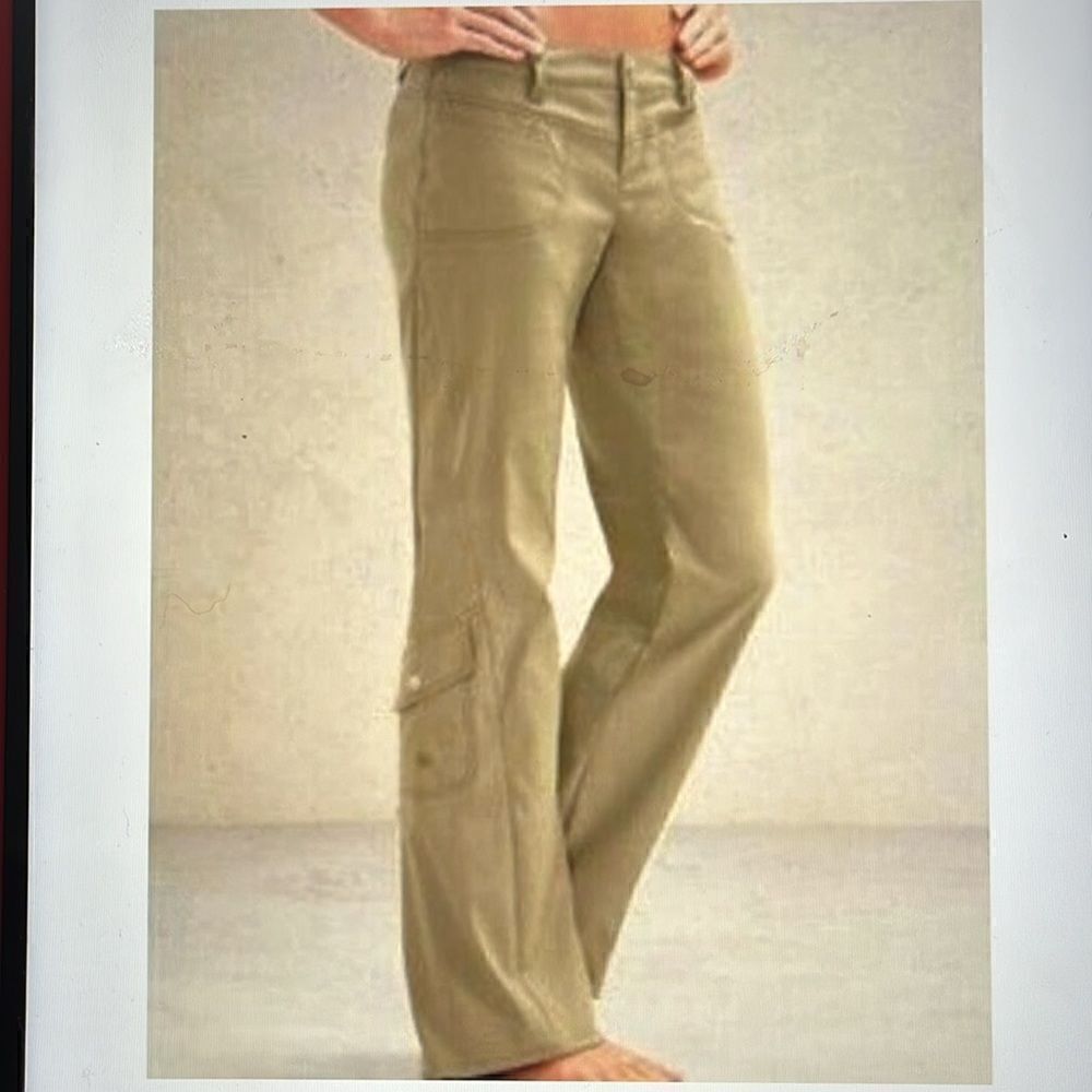 EXCELLENT CONDITION WOMEN’S SIZE 2 ATHLETA LOW RISE DIPPER CARGO BOOTCUT PANTS